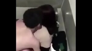 Quay lén thằng bạn phang cave karaoke trong toilet